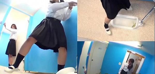  Asian teen piss in toilet